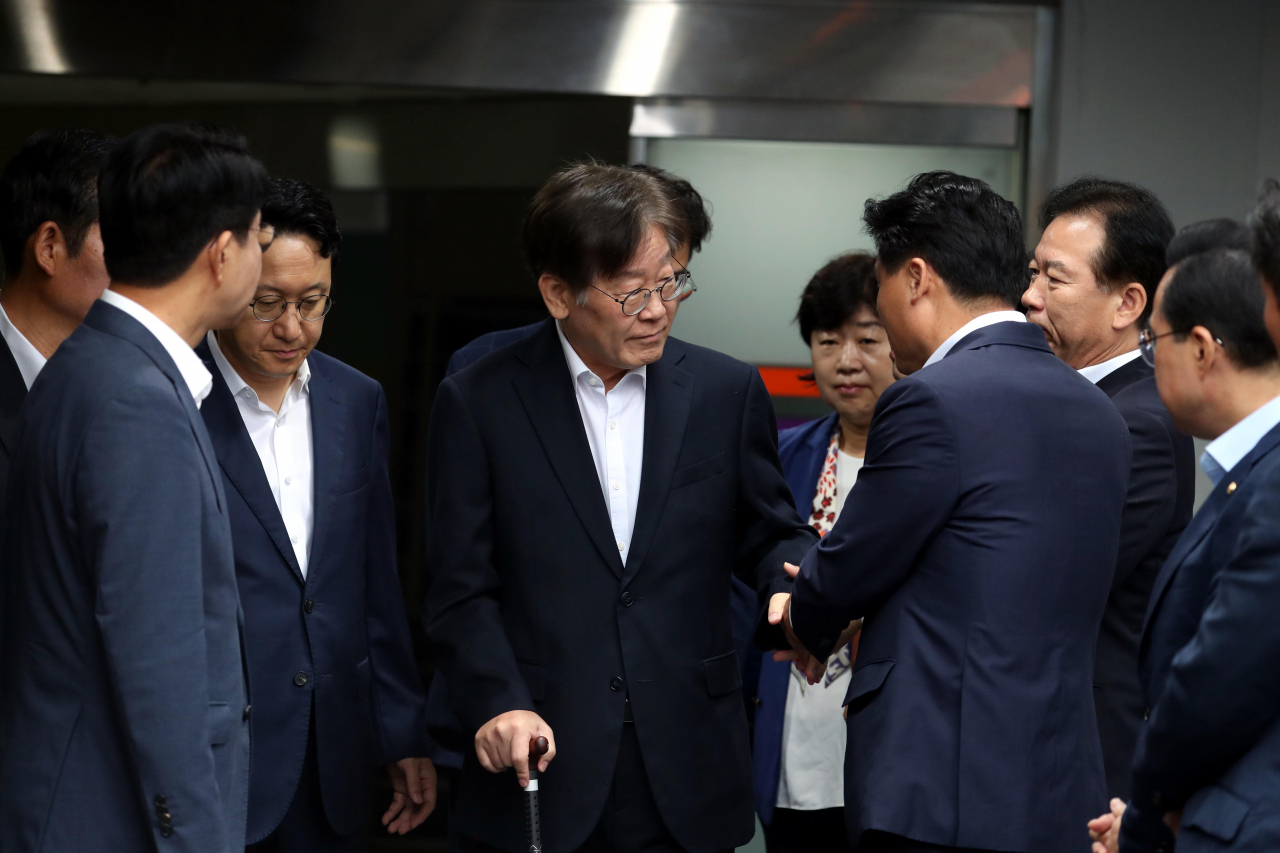더불어민주당 이재명 대표가 26일 오전 서울중앙지법원에서 구속 전 피의자 심문(영장실질심사)를 받기 위해 서울 중랑구 녹색병원에서 출발하며 최고위원들과 인사를 나누고 있다. [연합]