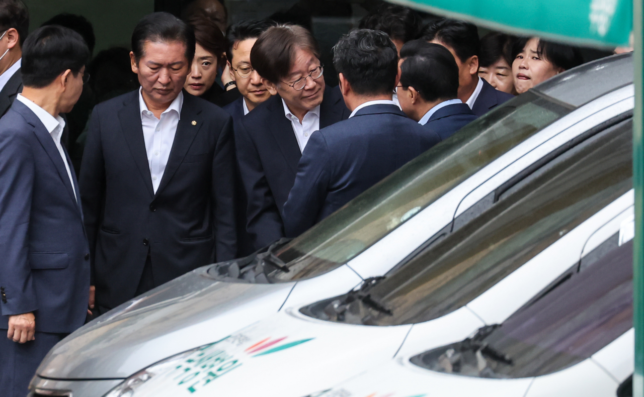 더불어민주당 이재명 대표가 26일 구속 전 피의자 심문(영장실질심사)에 출석하기 위해 서울 중랑구 녹색병원을 나서고 있다. [연합]