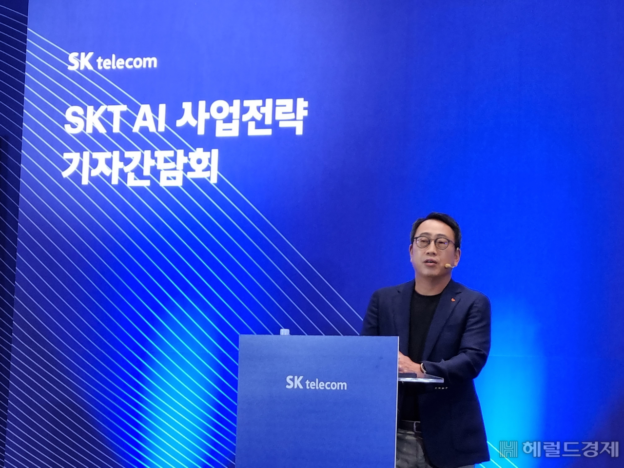 유영상 SK텔레콤 대표이사가 26일 서울 을지로 T타워 수펙스홀에서 열린 기자간담회에서 AI 사업 전략을 발표하고 있다. 김현일 기자
