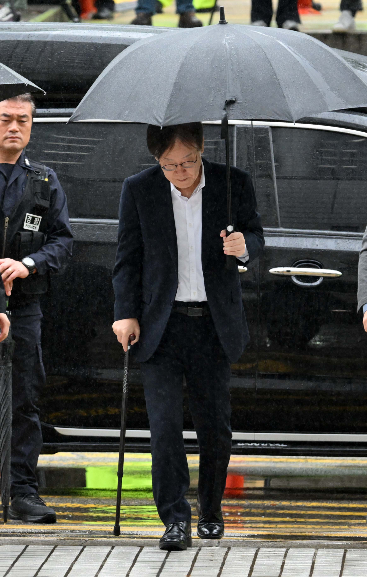 이재명 더불어민주당 대표가 26일 오전 구속 전 피의자 심문(영장심사)을 받기 위해 서울중앙지법으로 들어가고 있다. 이대표는 지난 21일 국회에서 체포동의안이 통과된 후 단식 24일차에 단식을 중단하고 입원 중인 서울 중랑구 녹색병원에서 변호인과 논의해 영장심사에 대비해 왔다. 이 대표에 대한 구속 영장 발부 여부는 26일 밤이나 27일 새벽에 나올 것으로 예상된다. 이상섭 기자