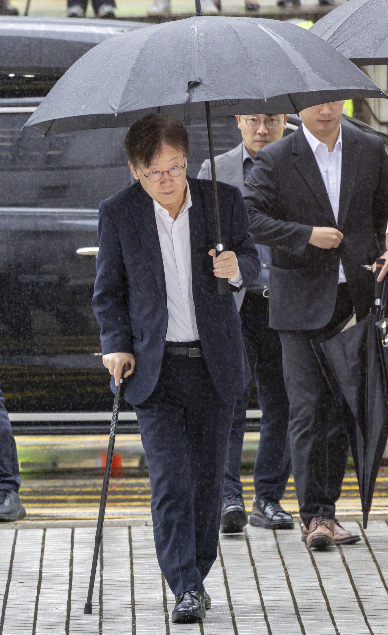더불어민주당 이재명 대표가 26일 오전 서울중앙지법에서 열리는 구속 전 피의자 심문(영장심사)을 받기 위해 차에서 내려 법정으로 향하고 있다. [연합]