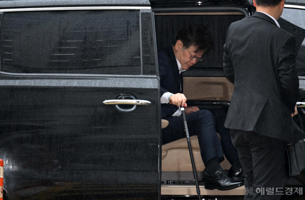 이재명 더불어민주당 대표가 26일 오전 구속 전 피의자 심문(영장심사)을 받기 위해 서울중앙지법으로 들어가기 위해 차에서 내리고 있다. 이상섭 기자