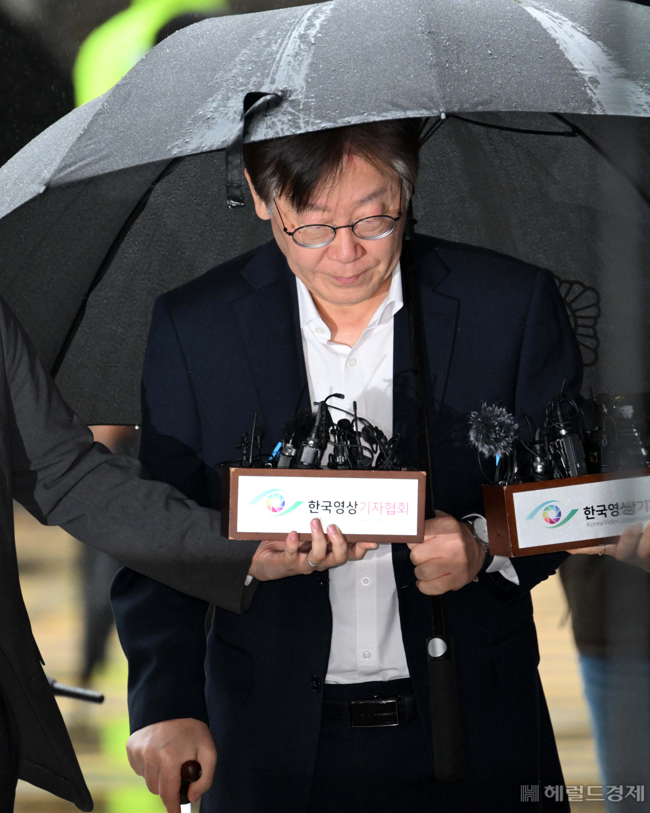 이재명 더불어민주당 대표가 26일 오전 구속 전 피의자 심문(영장심사)을 받기 위해 서울중앙지법으로 들어가고 있다. 이상섭 기자