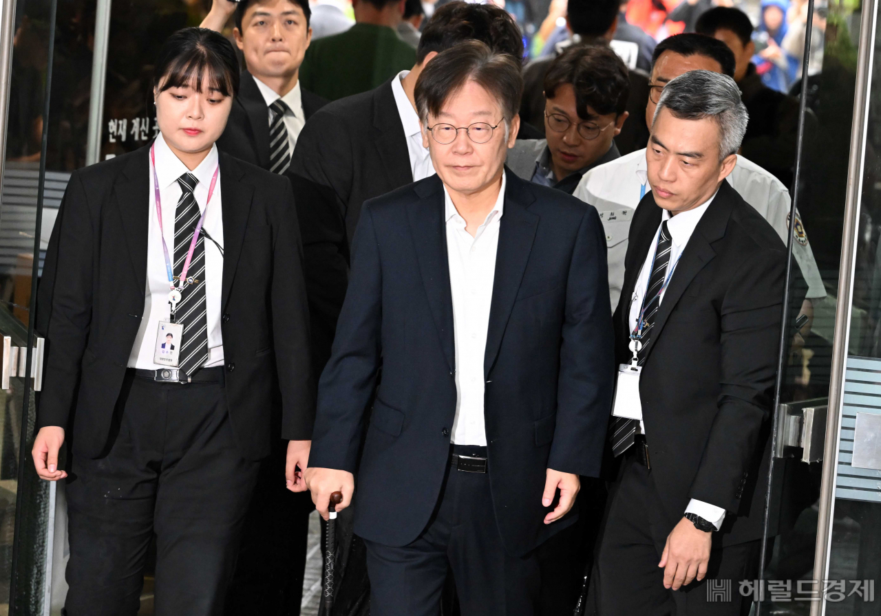 이재명 더불어민주당 대표가 26일 오전 구속 전 피의자 심문(영장심사)을 받기 위해 서울중앙지법으로 들어가고 있다.이상섭 기자