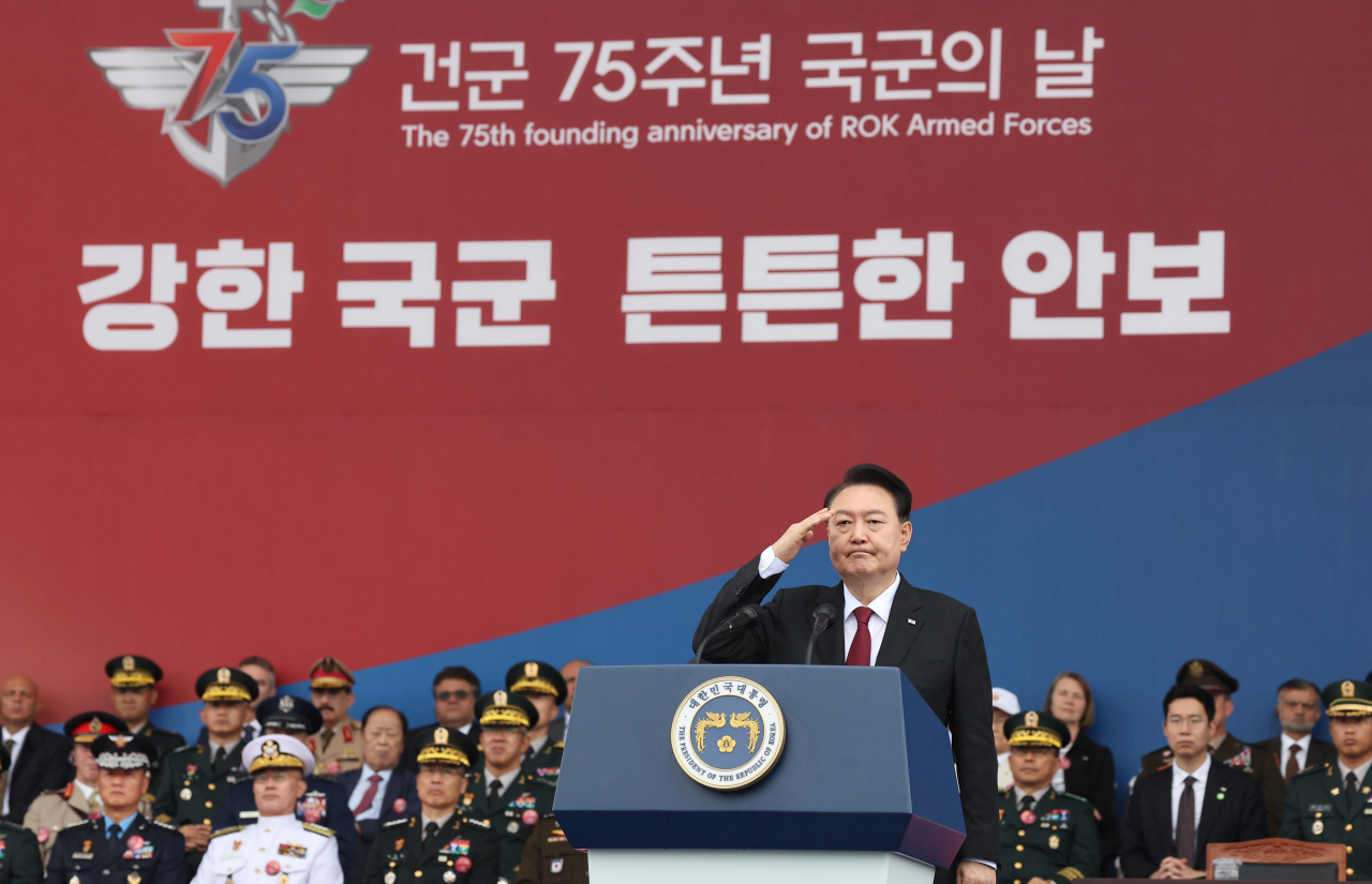 윤석열 대통령이 26일 성남 서울공항에서 열린 건군 제75주년 국군의날 기념식에서 기념사를 하기 전 거수 경례를 하고 있다. [연합]