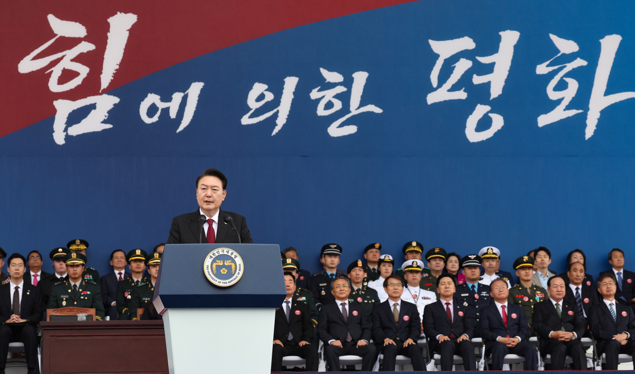 윤석열 대통령이 26일 성남 서울공항에서 열린 건군 제75주년 국군의날 기념식에서 기념사를 하고 있다. [연합]