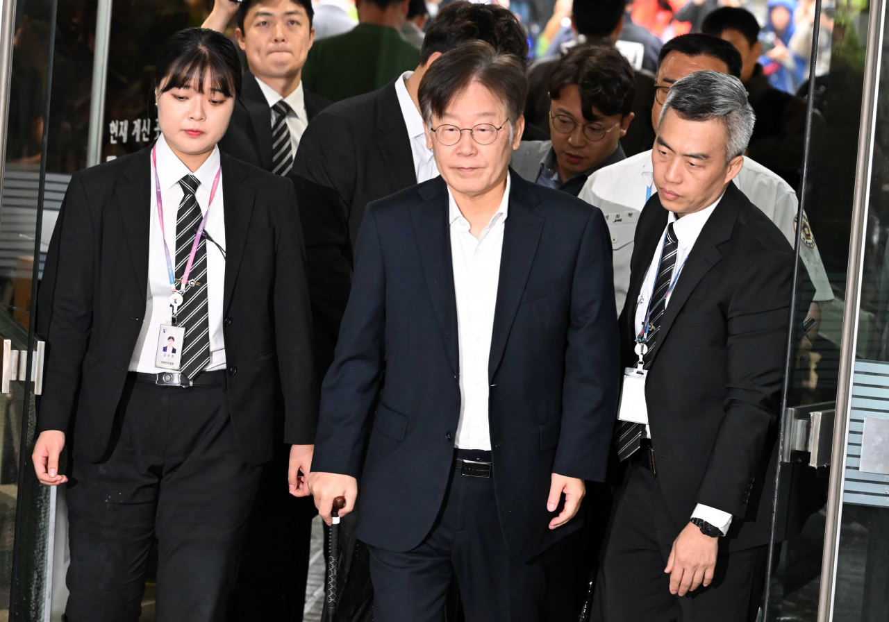 이재명 더불어민주당 대표가 26일 오전 구속 전 피의자 심문(영장심사)을 받기 위해 서울중앙지법으로 들어가고 있다. 이상섭 기자