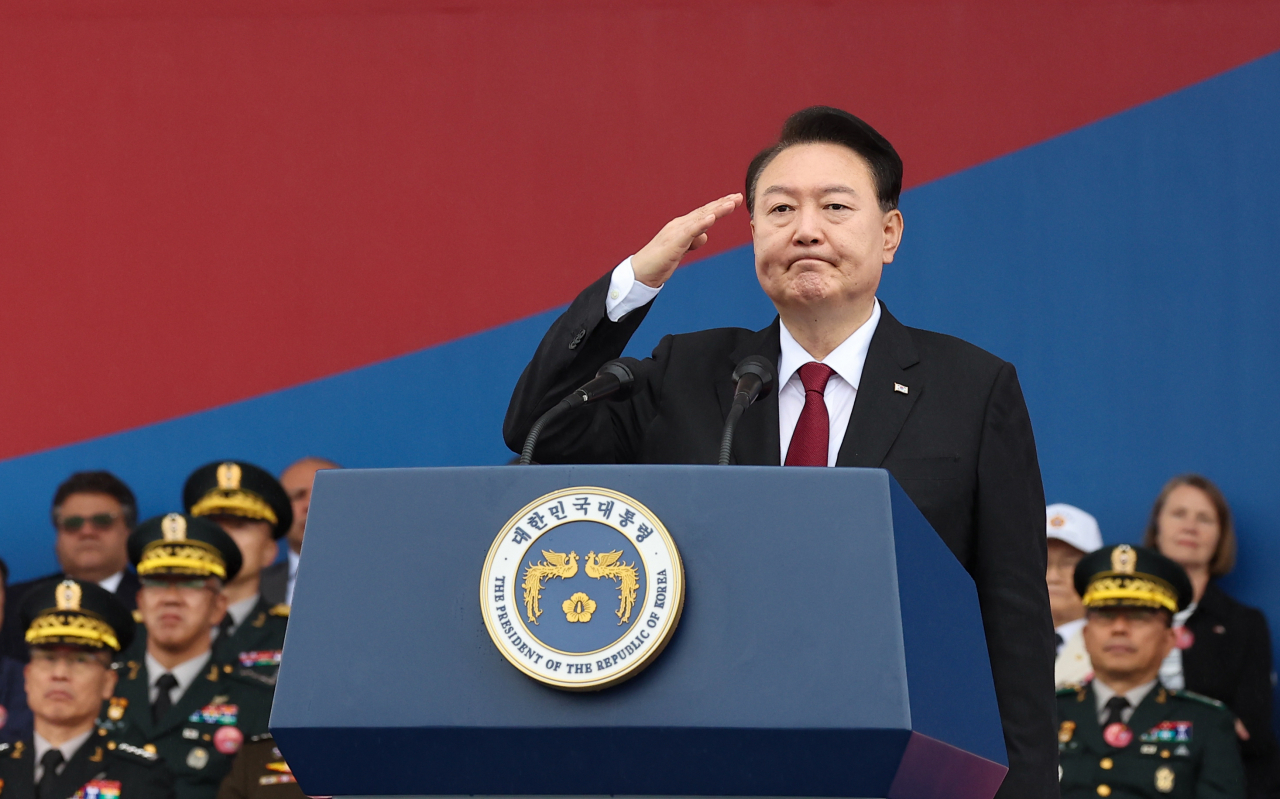 윤석열 대통령이 26일 성남 서울공항에서 열린 건군 제75주년 국군의날 기념식에서 거수 경례를 하고 있다. [연합]