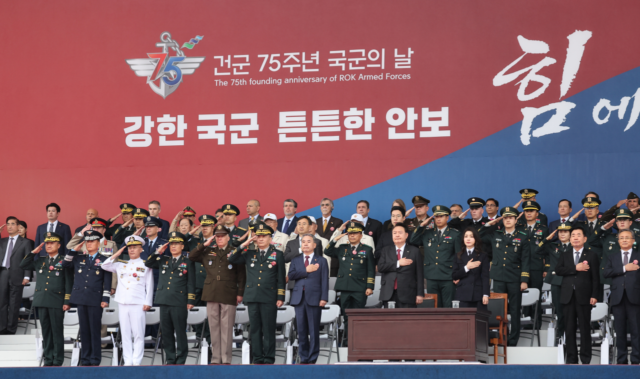 윤석열 대통령과 김건희 여사가 26일 성남 서울공항에서 열린 건군 제75주년 국군의날 기념식에서 국기에 경례하고 있다. [연합]