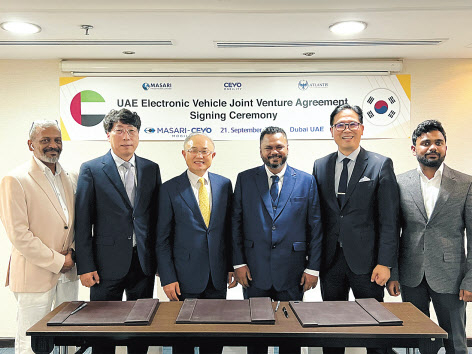 안덕찬(왼쪽 두번째) 쎄보모빌리티 회장과 박영태(왼쪽 세번째) 대표가 UAE 투자사, 마사리 아틀란티스 인베스트먼트(MASARI ATLANTIS INVESTEMENTS) 관계자와 전기차 합작법인 설립 서명 후 기념 촬영을 하고 있다. [쎄보모빌리티 제공]