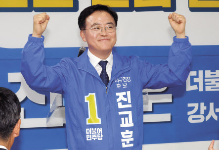 지난 23일 선거사무소 개소식에서 손을 들어 보이는 진교훈 더불어민주당 후보 [연합]