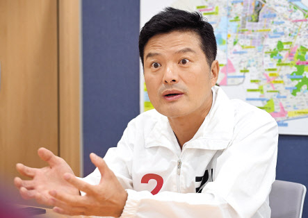 지난 20일 선거사무소에서 헤럴드경제와 인터뷰를 하고 있는 김태우 국민의힘 후보 이상섭 기자