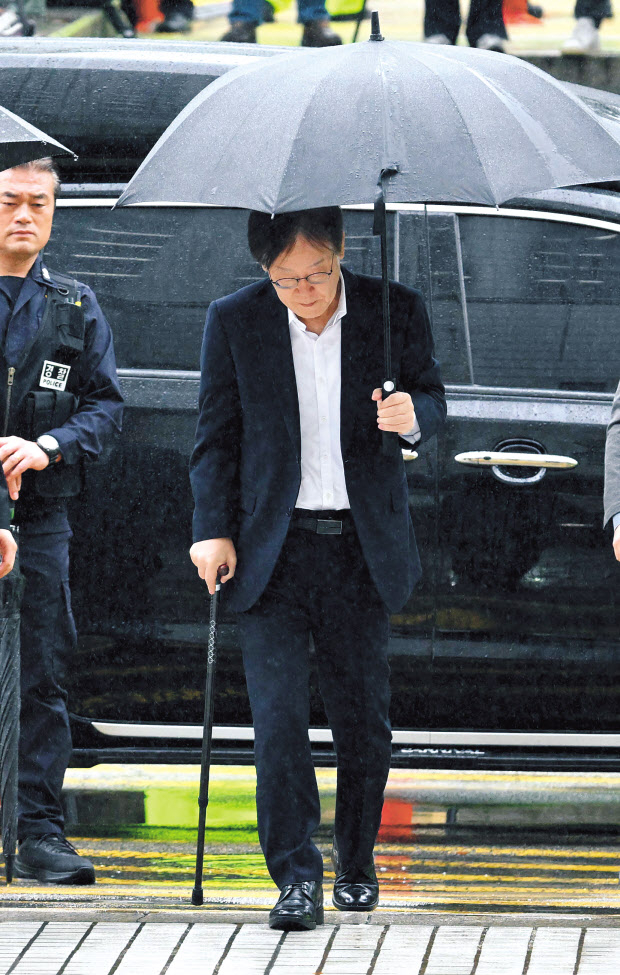 이재명 더불어민주당 대표가 26일 오전 구속 전 피의자 심문(영장심사)을 받기 위해 서울 서초동 서울중앙지법으로 들어서고 있다. 24일간 단식으로 극도로 쇠약해진 이 대표는 지팡이를 짚은 채 법원에 나왔으며 걸음을 옮기던 도중 휘청거려 주변에서 부축하는 모습도 보였다. [사진=이상섭 기자/babtong@heraldcorp.com]