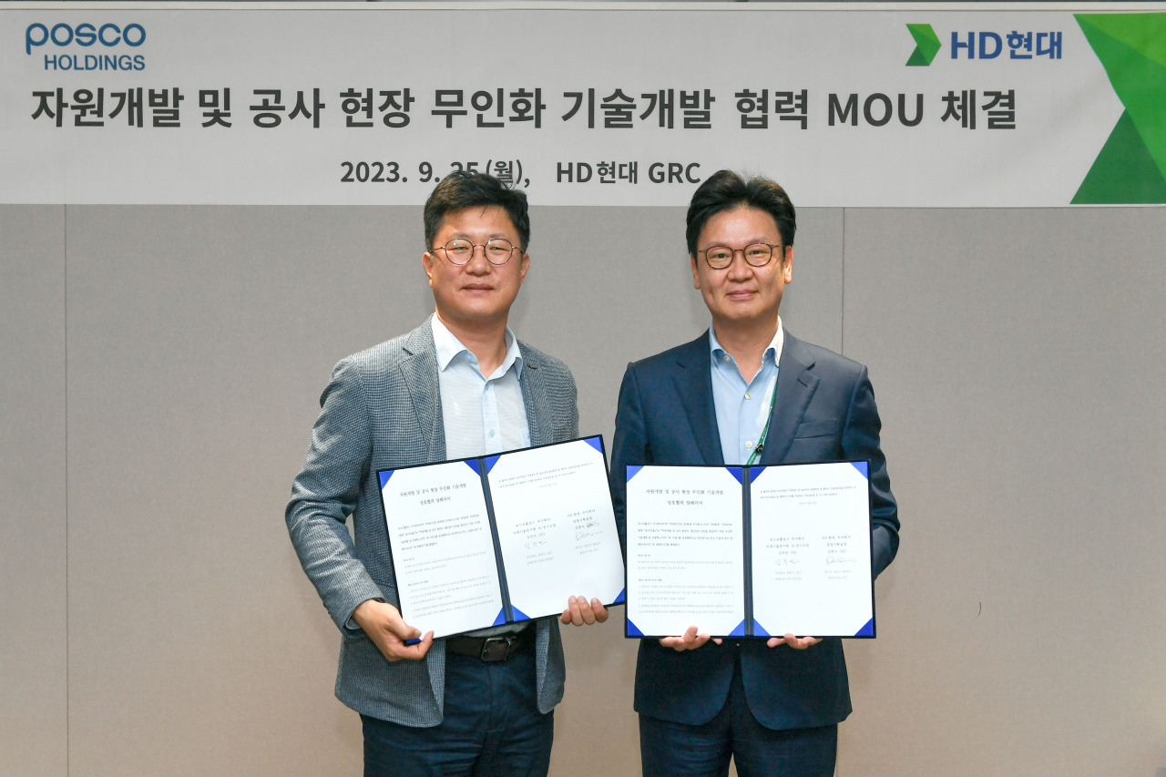 김완수(오른쪽) HD현대 부사장과 김주민 포스코홀딩스 AI연구소장이 체결식 이후 기념사진을 촬영하고 있다. [HD현대 제공]