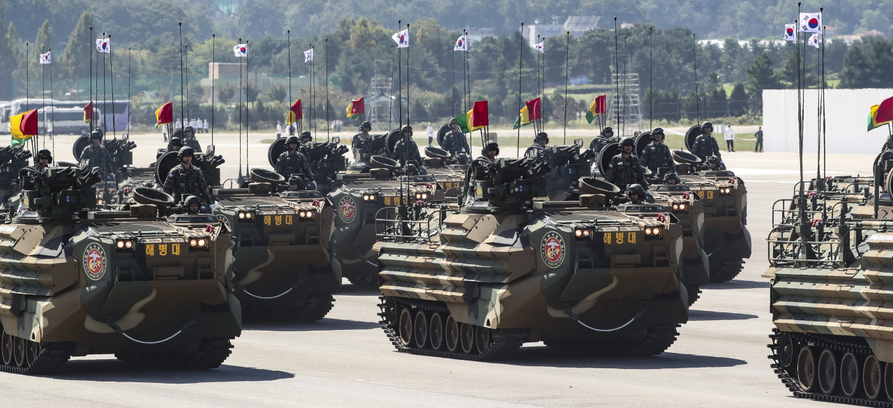 건군 75주년을 맞는 국군은 26일 경기도 성남 서울공항에서 기념식을 가졌다. 지난 22일 서울공항에서 열린 건군 75주년 국군의 날 미디어데이에서 해병대 장병들이 상륙돌격형장갑차(LVTP-7)를 기동하고 있다. [뉴시스]