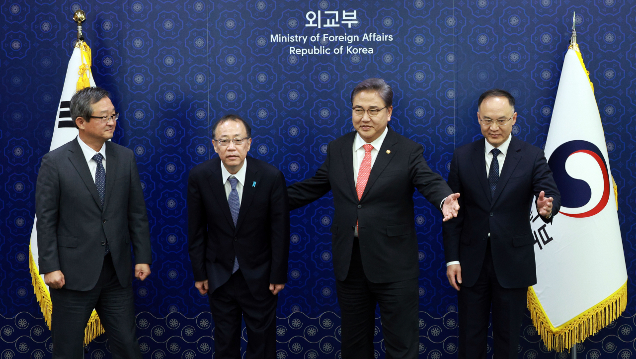 지난 9월 박진 외교부 장관이 서울 종로구 외교부에서 한일중 3국 고위급회의(SOM) 대표 접견을 하던 모습. 왼쪽부터 정병원 외교부 차관보, 후나코시 다케히로 일본 외무성 외무심의관, 박 장관, 눙룽 중국 외교부 부장조리. [연합]