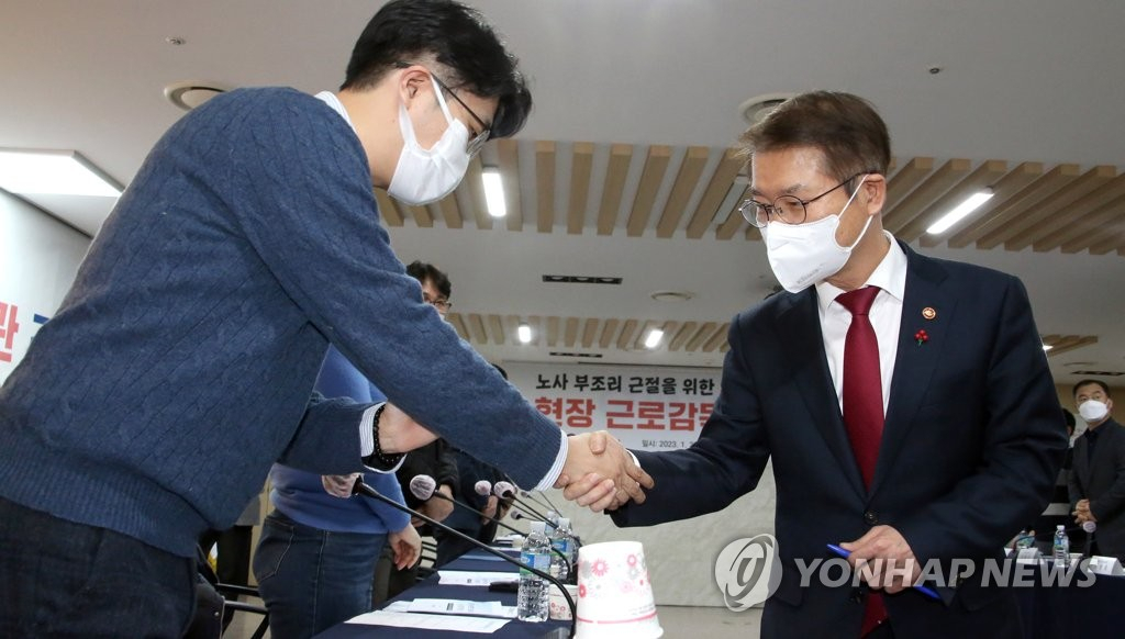 이정식 고용노동부 장관이 25일 서울 중구 지방고용노동청에서 열린 현장 근로감독관 간담회에 앞서 관계자와 악수하고 있다. [연합]