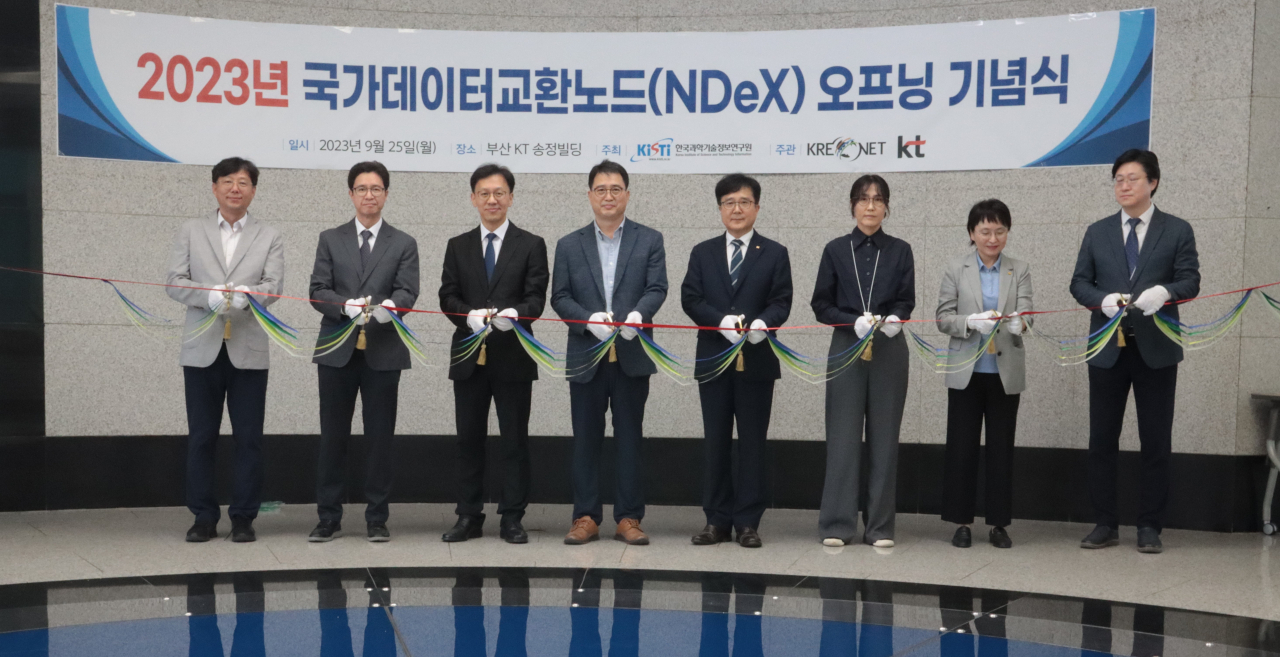 국가데이터교환노드(NDex) 오프닝 기념식에서 KISTI 이혁로 과학기술디지털융합본부장(가운데 오른쪽), KT 김준호 공공‧금융고객본부장(가운데 왼쪽) 등이 기념사진을 찍고 있다.[KISTI 제공]