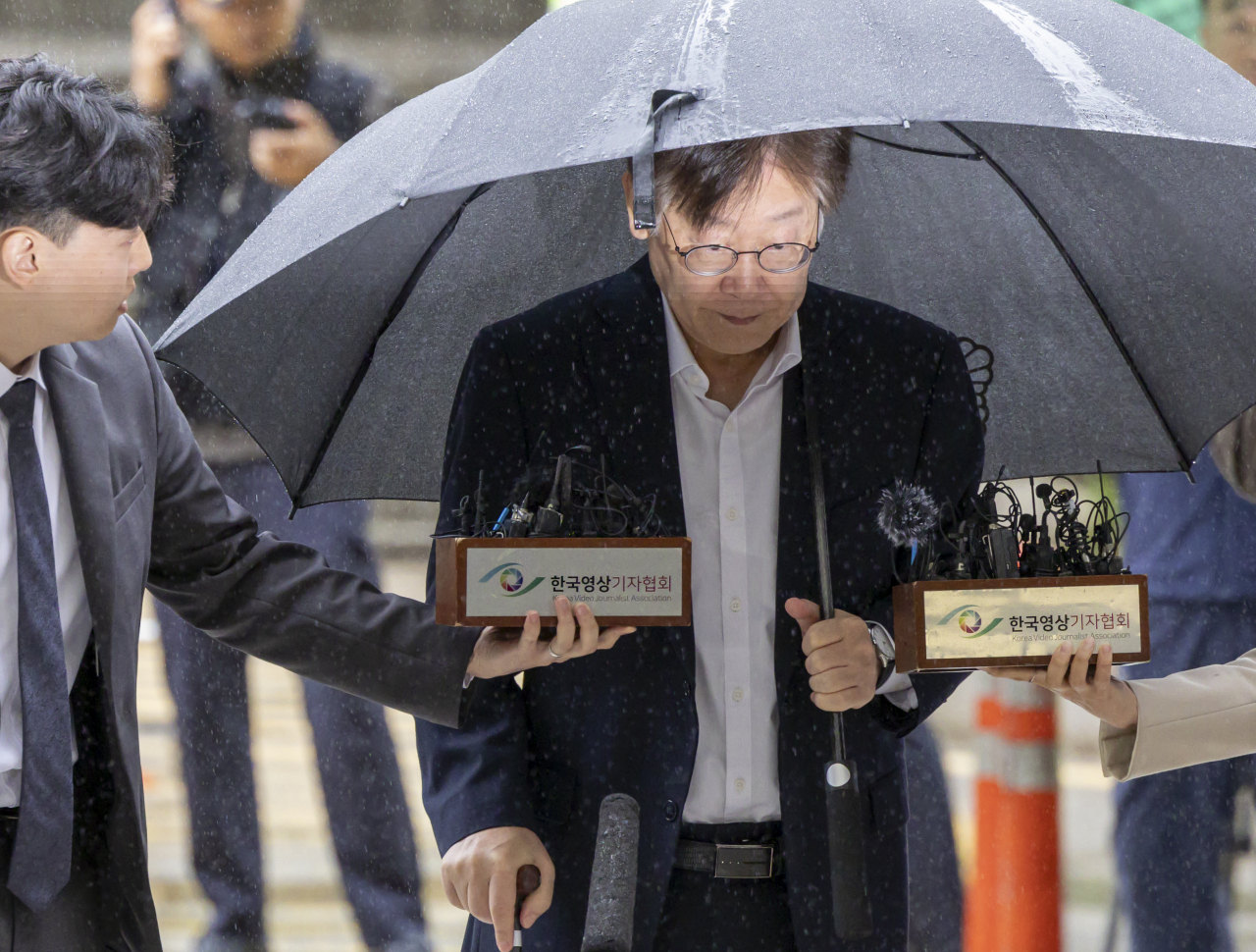 더불어민주당 이재명 대표가 26일 오전 서초구 서울중앙지법에서 열리는 구속 전 피의자 심문(영장심사)을 받기 위해 차에서 내려 법정으로 향하고 있다. [연합]