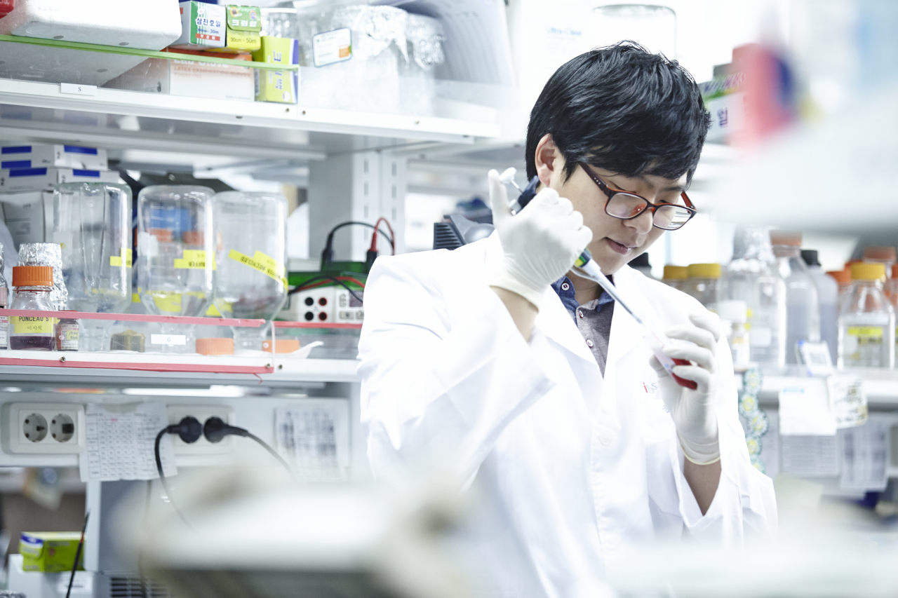 기초과학연구원(IBS) 시냅스 뇌질환 연구단 연구원이 관련 실험을 진행하고 있다.[IBS 제공]