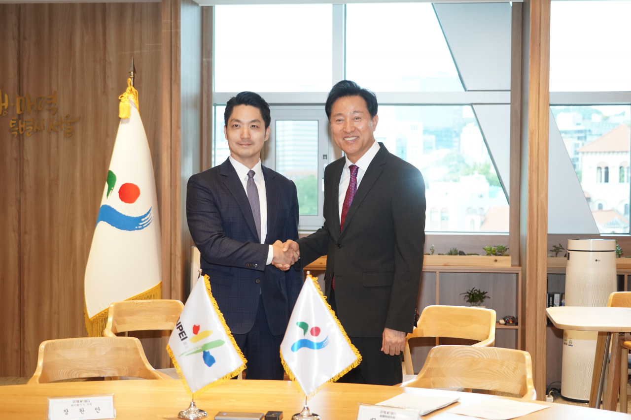서울시는 대만 타이베이시와 청년정책 분야의 교류 협력을 위한 업무협약(MOU)을 체결했다고 26일 밝혔다. 사진은 오세훈 서울시장이 장제스 전 대만 총통의 증손인 장완안 타이베이 시장과 협약을 체결하는 장면. [서울시 제공]