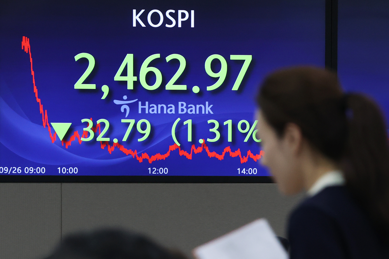 An electronic board showing the Korea Composite Stock Price Index at a dealing room of the Hana Bank headquarters in Seoul on Tuesday. (Yonhap)