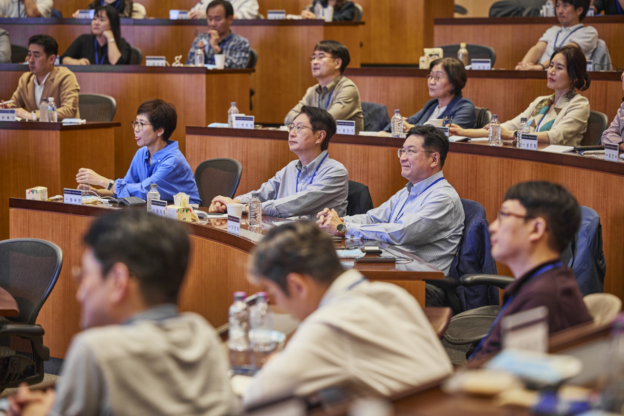 26일 경기 용인시 삼성인력개발원에서 열린 ‘2023 삼성준법감시위원회-관계사 컴플라이언스 워크숍’에서 이찬희(앞줄 왼쪽 세번재) 삼성준법감시위원회 위원장과 위원들이 관계사 준법지원조직 실무자들과 함께 강의를 듣고 있다. [삼성준법감시위원회 제공]