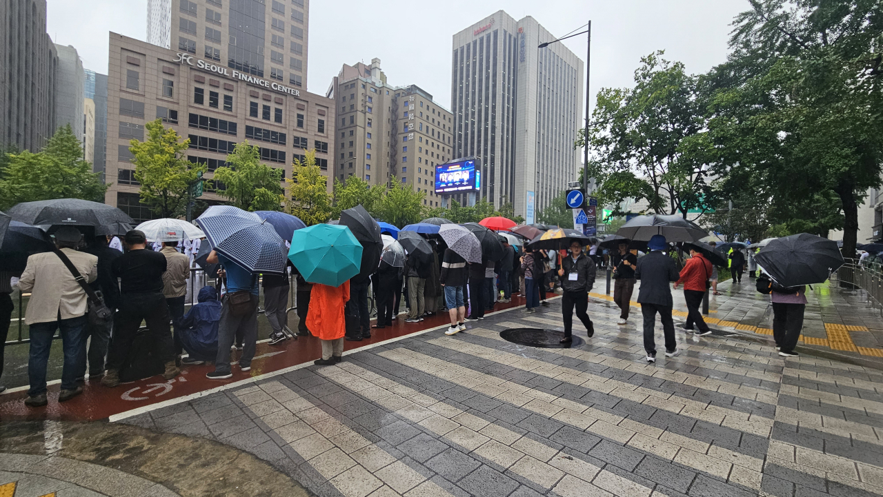 광화문 광장 근처 시민들이 국군의날 시가행진을 보기 위해 몰려있다. 4시경부터는 펜스 뒤 3~4줄까지 인파가 몰렸다. 박지영 기자.