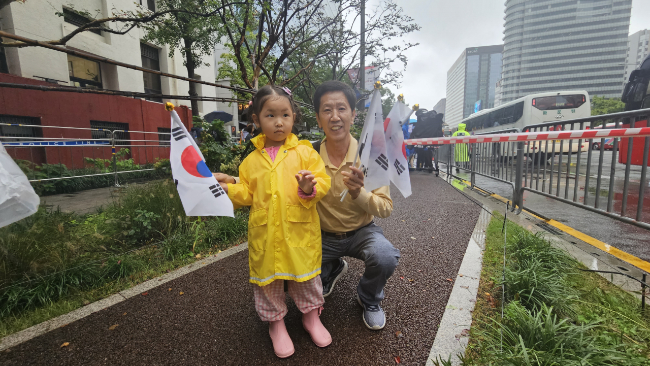 4살 손녀 황수림 양과 국군의날 시가행진을 보러 온 황봉규(67)씨. 박지영 기자.