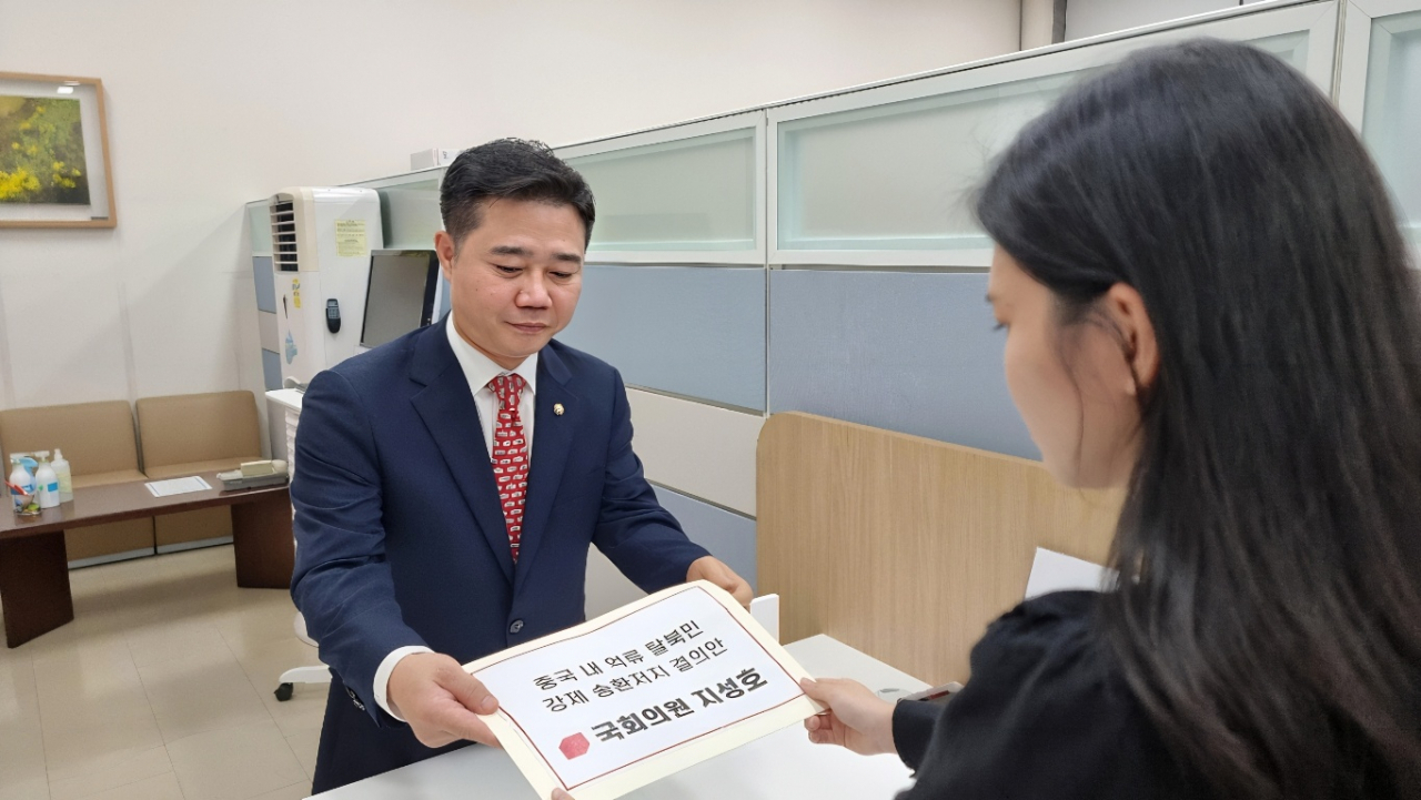 지성호 국민의힘 의원이 26일 ‘중국 내 억류 탈북민 강제 송환 저지 결의안’을 제출하고 있다. [의원실 제공]