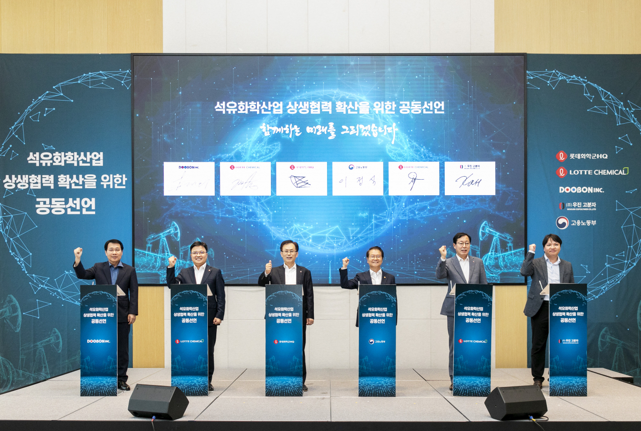김교현(왼쪽 세번째) 롯데그룹 화학군 총괄대표 부회장과 이정식(왼쪽 네번째) 고용노동부장관이 26일 상생선언식 행사에 참석해 기념 촬영을 하고 있다. [롯데케미칼 제공]