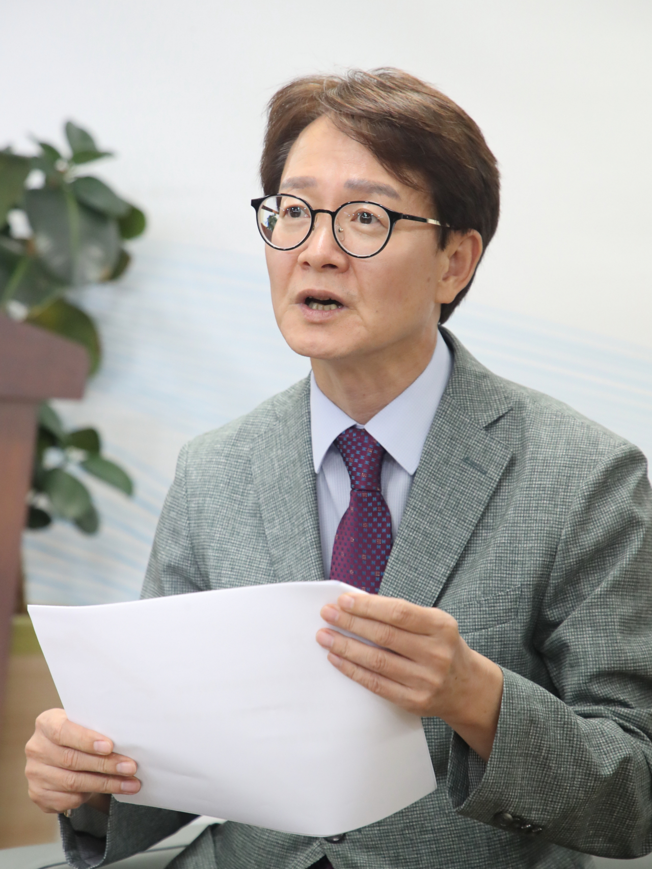 이종헌 대구시 신공항건설특보가 26일 대구시 동인청사 기자실에서 신공항 화물터미널 배치와 관련한 대구시의 입장을 설명하고 있다.[대구시 제공]