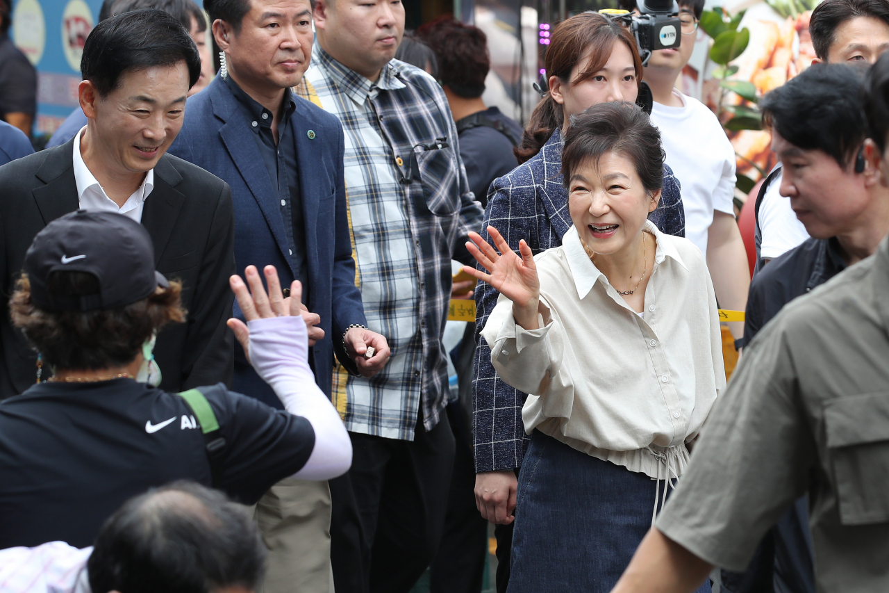 박근혜 전 대통령이 25일 대구 달성군 현풍시장을 찾아 시민들과 인사하고 있다. [연합]