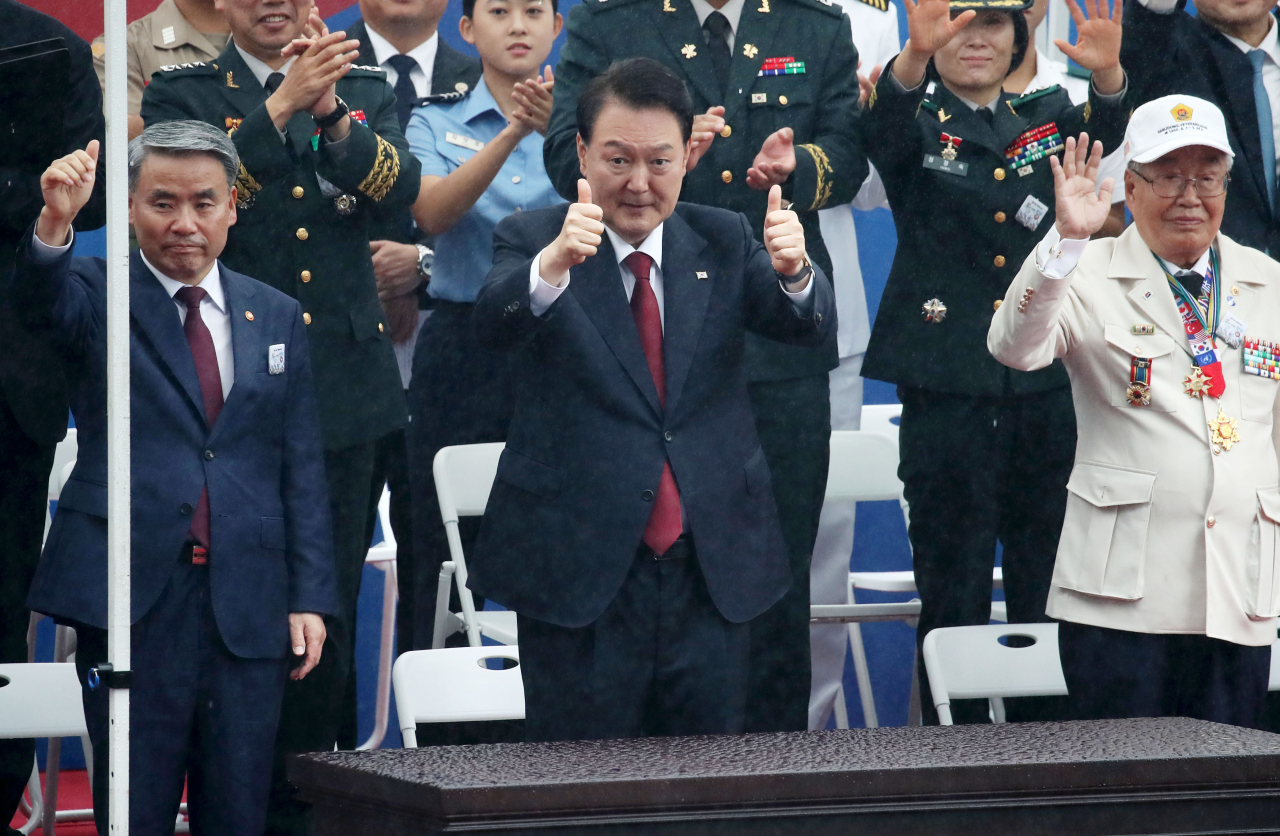 건군 75주년 국군의날 시가행진이 열린 26일 서울 광화문 광장 관람무대에서 윤석열 대통령이 시가행진하는 장병들에게 두손으로 엄지손가락을 들어 보이고 있다. [연합]