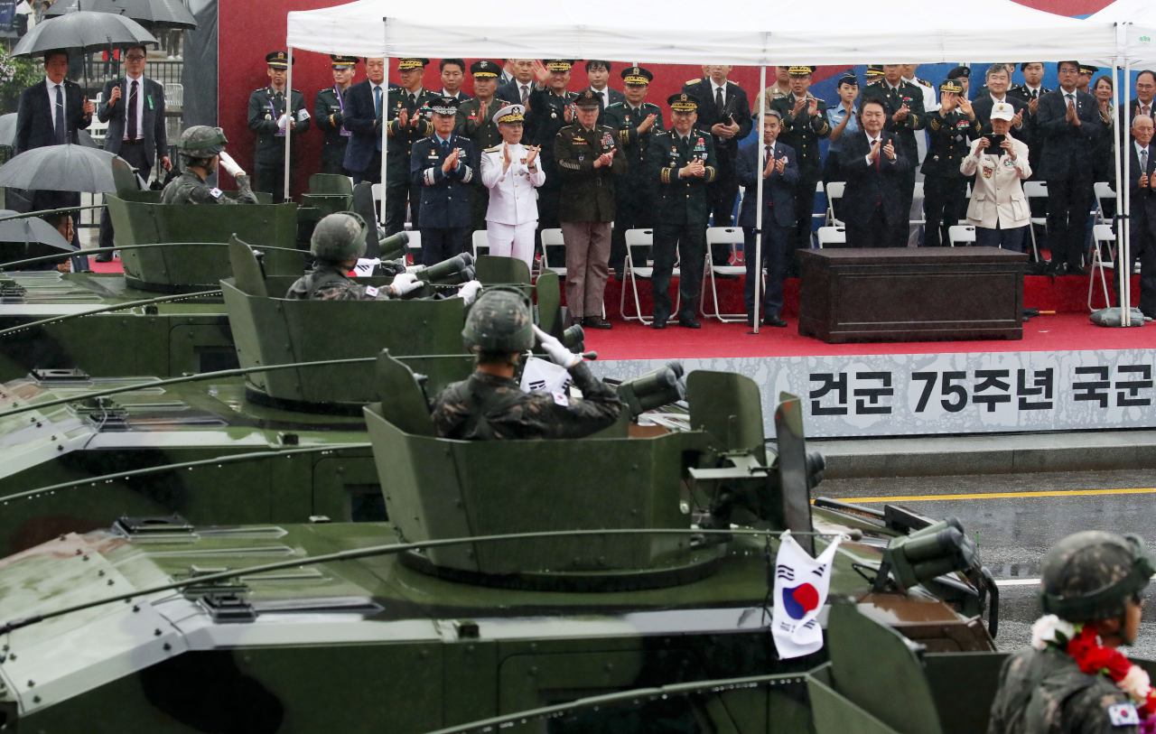 건군 75주년 국군의날 시가행진이 열린 26일 서울 광화문 광장 관람무대에서 윤석열 대통령이 장비 부대의 시가 행진을 지켜보고 있다. [연합]