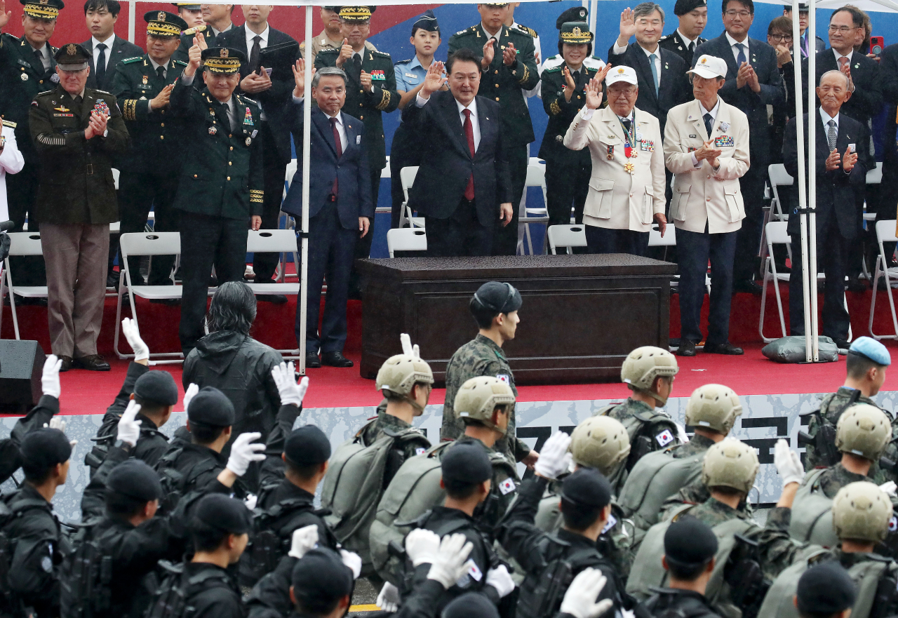 건군 75주년 국군의날 시가행진이 열린 26일 서울 광화문 광장 관람무대에서 윤석열 대통령이 시가행진하는 장병들에게 인사하고 있다. [연합]