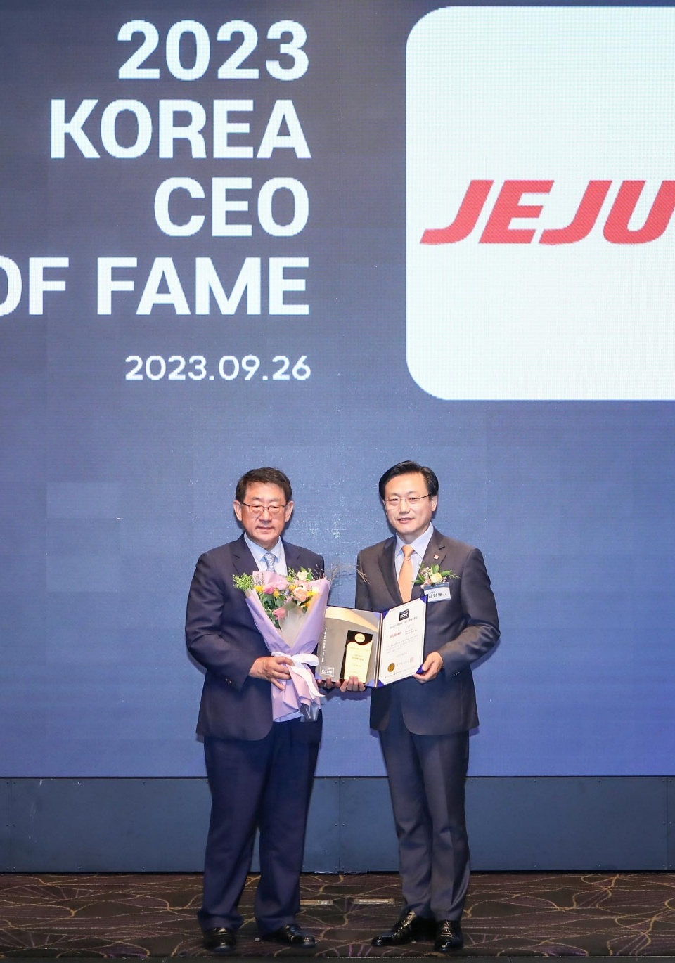 김이배(오른쪽) 제주항공 대표이사가 26일 산업정책연구원 주최 ‘2023 대한민국 CEO 명예의 전당’ 항공부문 대상을 수상하고 있다. [제주항공 제공]