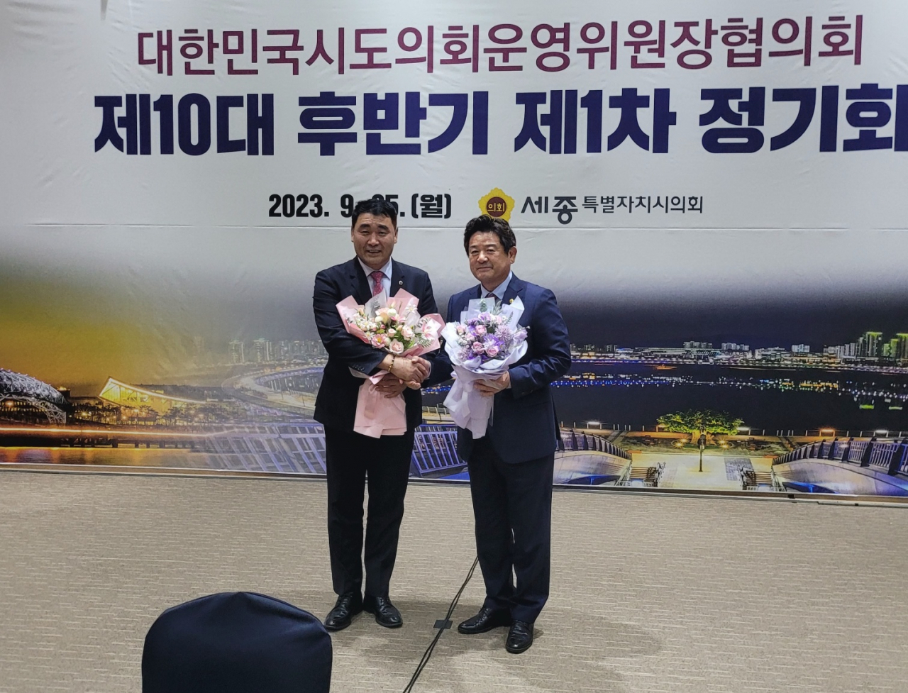 경북도의회 이칠구 운영위원장(사진 오른쪽)이 대한민국시도의회운영위원장협의회 회장에 당선됐다.[북도의회 제공]