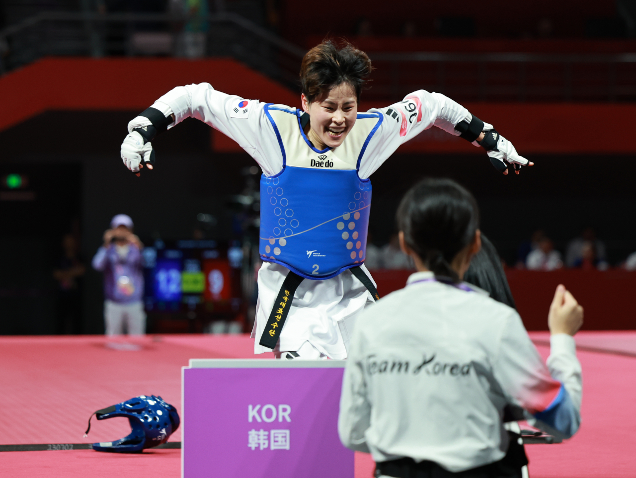 박혜진(청)이 26일 중국 저장성 항저우의 린안 스포츠문화전시센터에서 열린 2022 항저우 아시안게임 태권도 여자 53kg 이하급 결승 경기에서 대만의 린웨이준(홍)을 꺾고 금메달을 획득한 뒤 기뻐하고 있다. [연합]