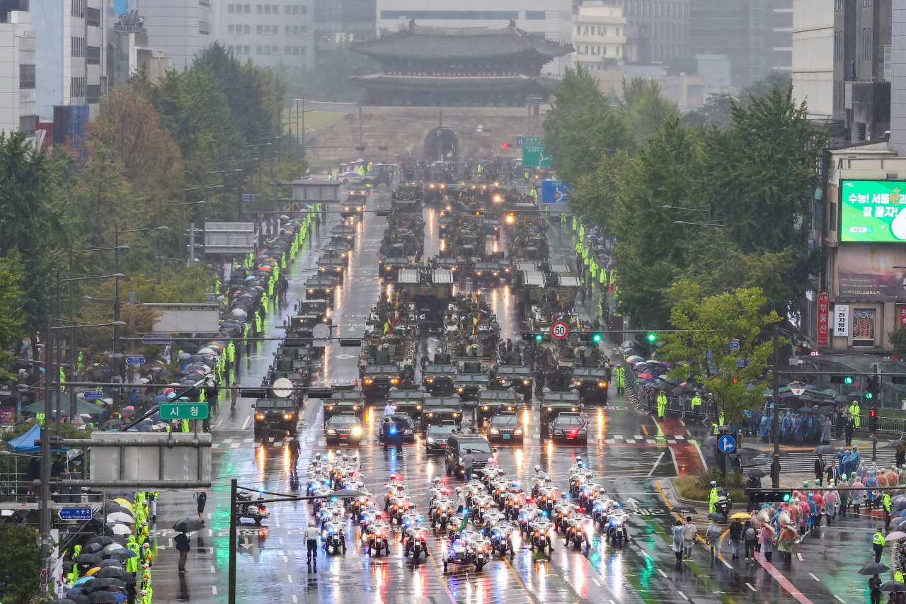 건군 75주년 국군의 날 기념행사가 열린 26일 오후 군 장병들과 장비들이 서울 중구 세종대로에서 시가 행진을 하고 있다. [연합]