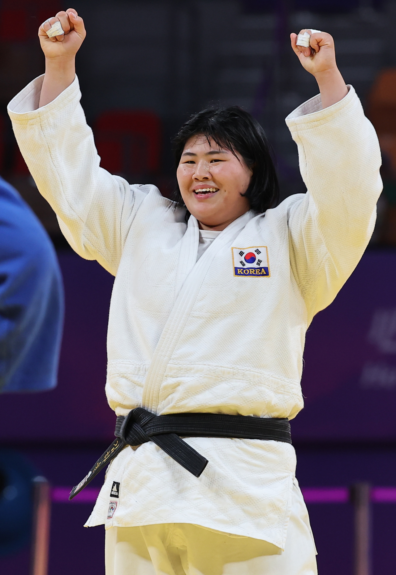 김하윤이 여자 78㎏ 이상급 결승전에서 중국 쉬스옌을 상대로 승리한 후 환호하고 있다. 연합뉴스