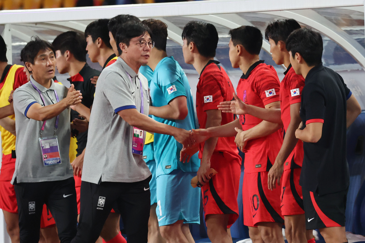 24일 중국 저장성 진화 스포츠센터 스타디움에서 열린 19회 항저우 아시안게임 남자축구 조별리그 최종전 대한민국과 바레인의 경기. 3-0으로 승리한 한국의 황선홍 감독이 경기 종료 후 선수들을 격려하고 있다. [연합]