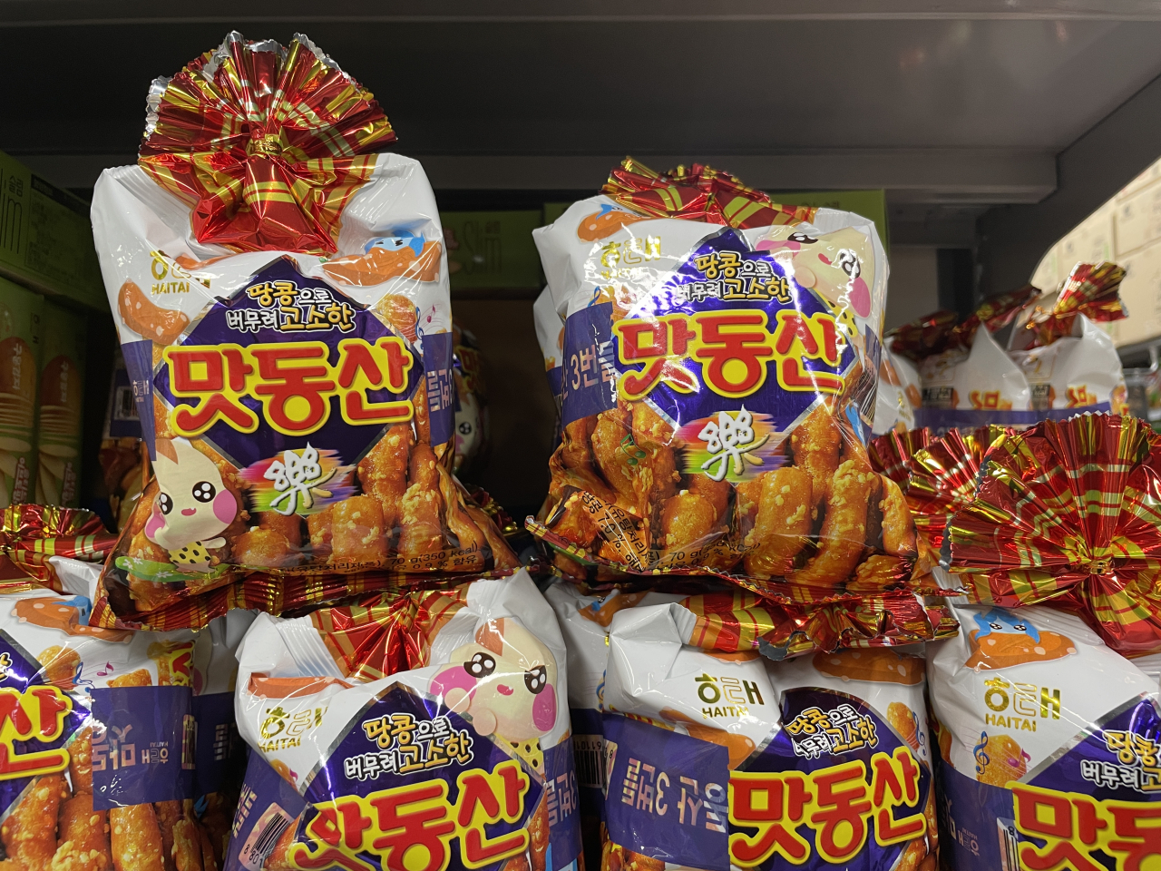 25일 오후 서울 마포구의 한 대형마트에서 판매 중인 ‘맛동산’ 전새날 기자