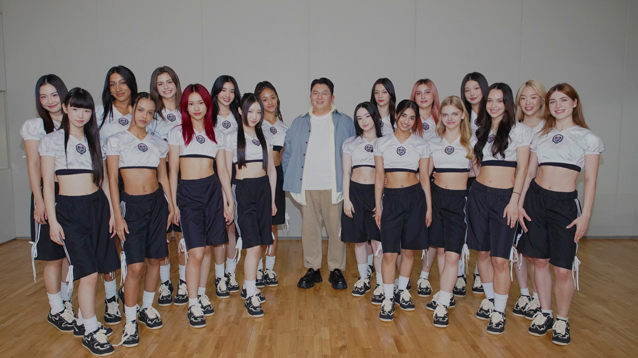 ‘더 데뷔:드림아카데미’ 참가자들과 방시혁 하이브 의장. [하이브 제공]