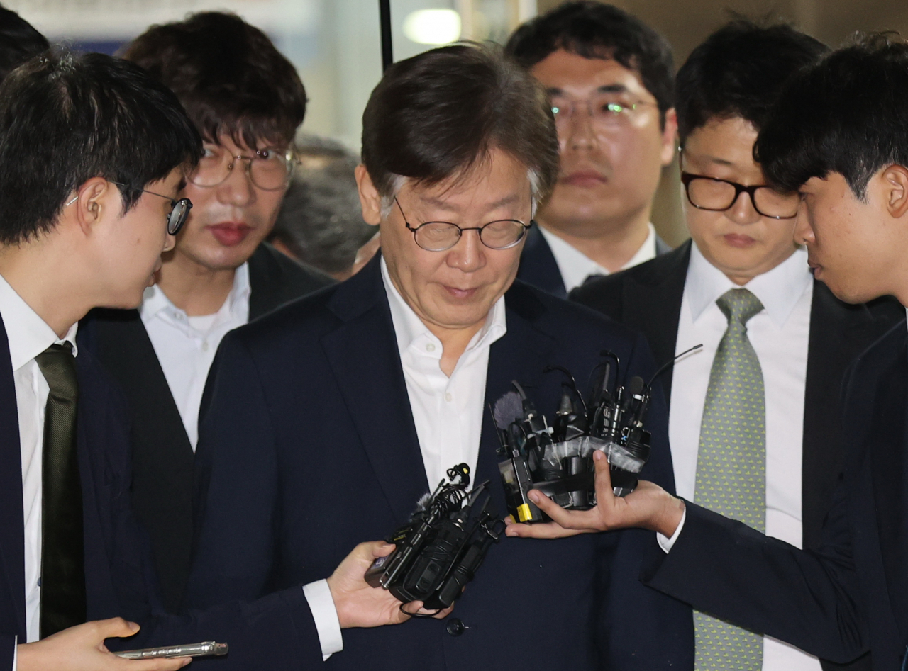 이재명 더불어민주당 대표가 지난 26일 오후 서울중앙지법에서 열린 구속 전 피의자 심문(영장심사)을 마친 뒤 법원을 나서고 있는 모습. [연합]