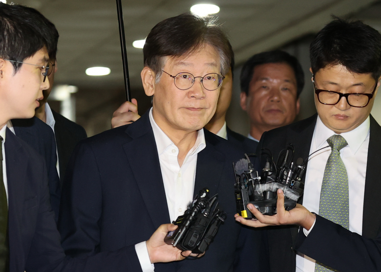 이재명 더불어민주당 대표가 26일 오후 서울중앙지법에서 열린 구속 전 피의자 심문(영장심사)을 마친 뒤 법원을 나서고 있다. [연합]
