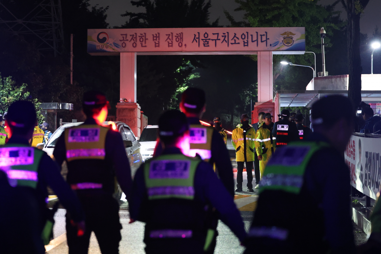 이재명 더불어민주당 대표에 대한 구속 전 피의자 심문(영장심사)이 장시간 계속되는 가운데 26일 오후 이 대표 구속에 대한 찬·반 시위가 계속되는 서울구치소 앞에 경찰이 배치돼 있다. [연합]