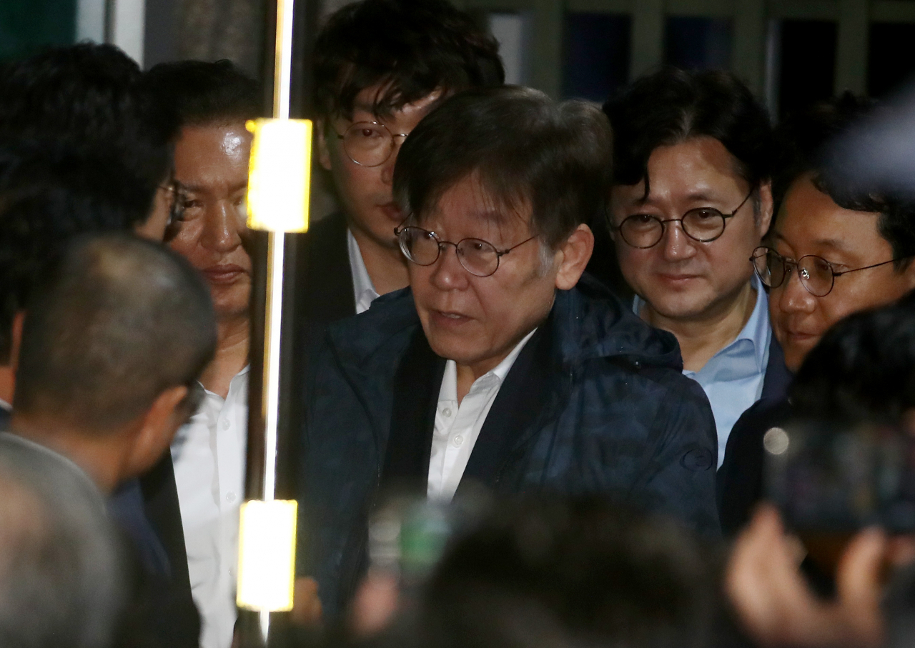 이재명 더불어민주당 대표가 27일 새벽 구속영장이 기각된 후 경기도 의왕시 서울구치소를 나서며 민주당 의원들과 인사를 나누고 있다. [연합]