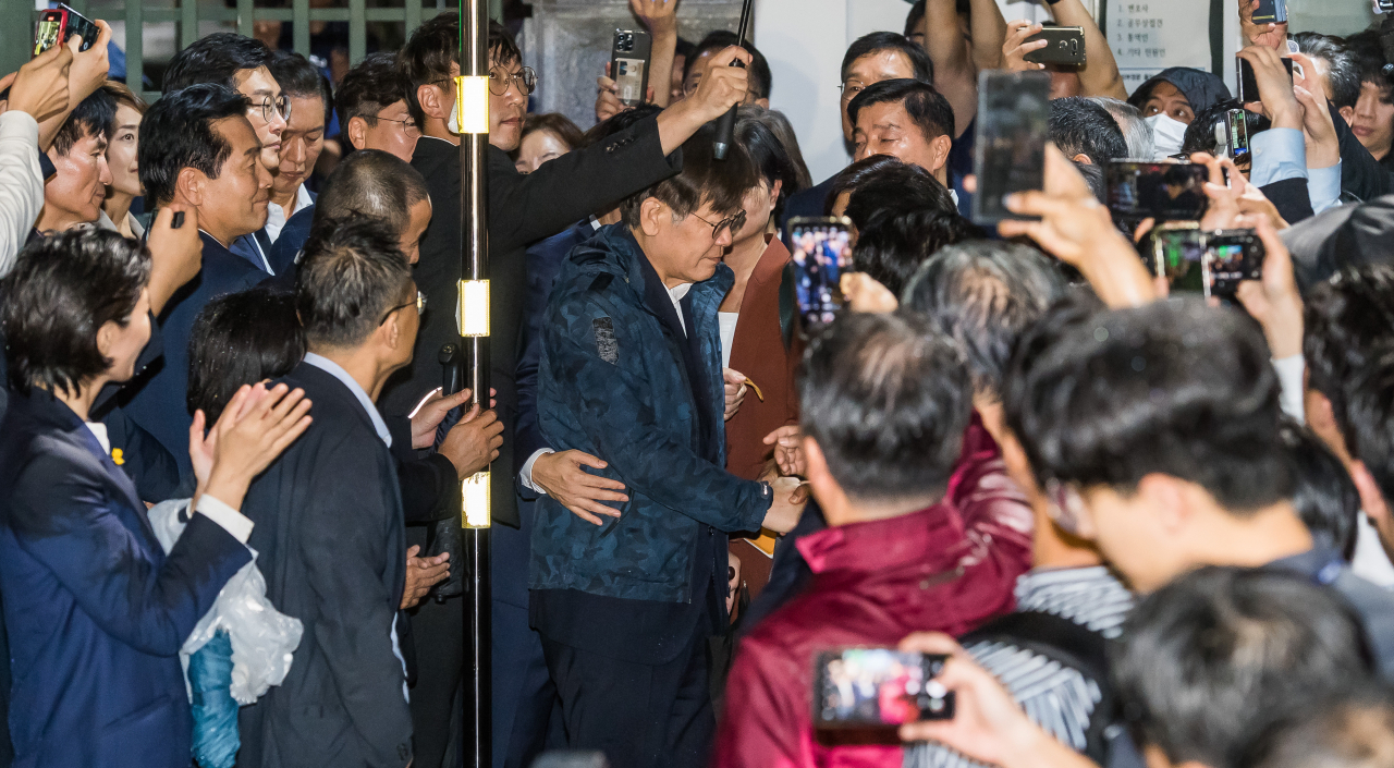 이재명 더불어민주당 대표가 27일 새벽 구속영장이 기각된 후 경기도 의왕시 서울구치소를 나서며 민주당 의원들과 인사를 나누고 있다. [연합]