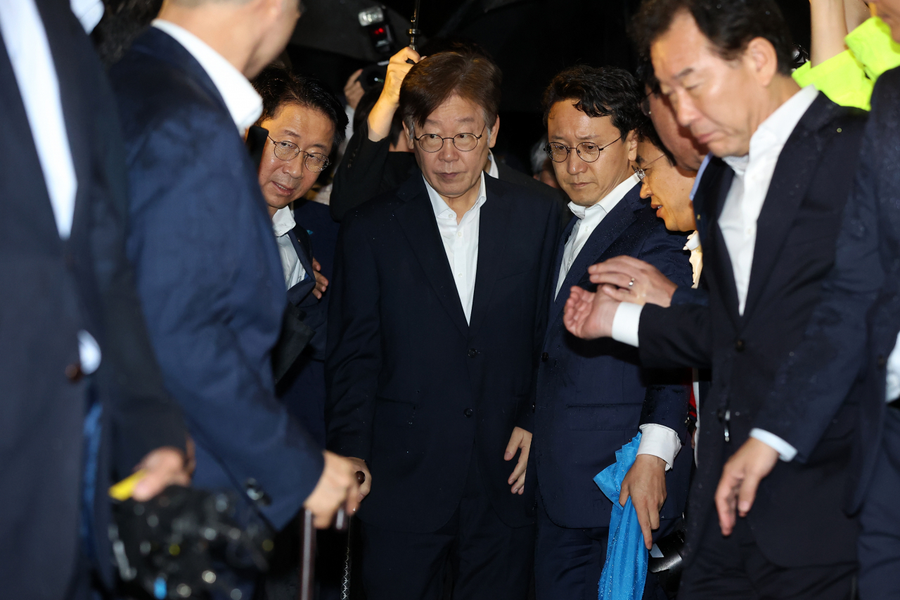 서울중앙지법이 27일 더불어민주당 이재명 대표에 대한 구속 전 피의자 심문 뒤 검찰이 청구한 구속영장을 기각했다. 더불어민주당 이재명 대표가 27일 경기 의왕 서울구치소를 나서고 있다. [연합뉴스]